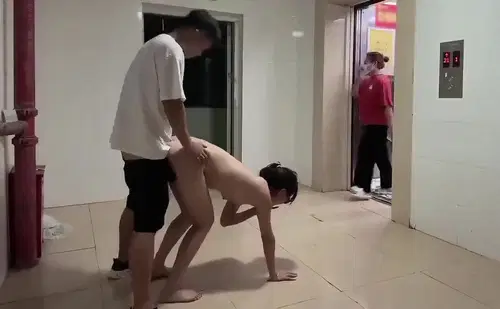 Chịch em trước thang máy bất ngờ gặp chị hàng xóm
