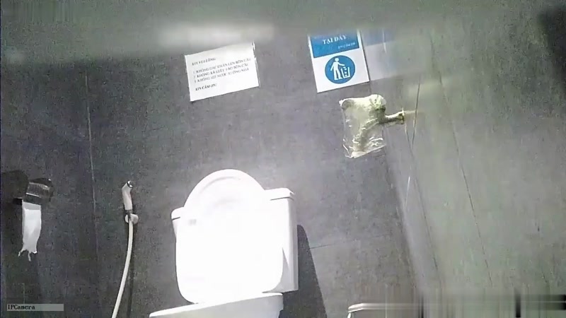 Quay cô em đi vệ sinh róc rách